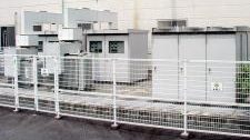 工場敷地に並ぶ受変電設備のキュービクル